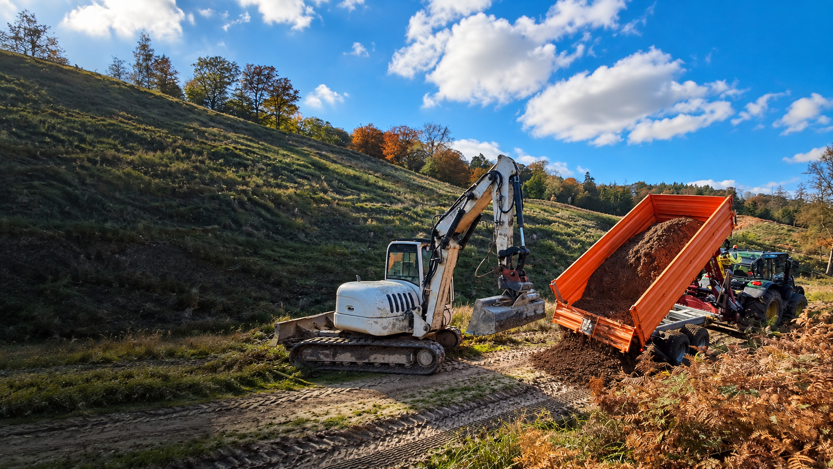 Bagger und Anhänger bei Erdarbeiten von Urselmann im Bergischen Land