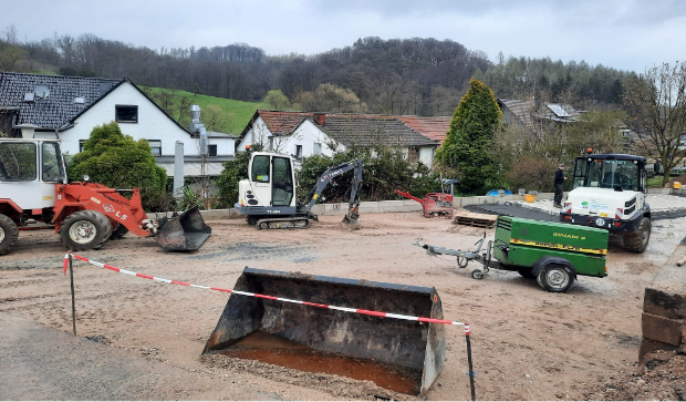 Tiefbauprojekt mit Graben