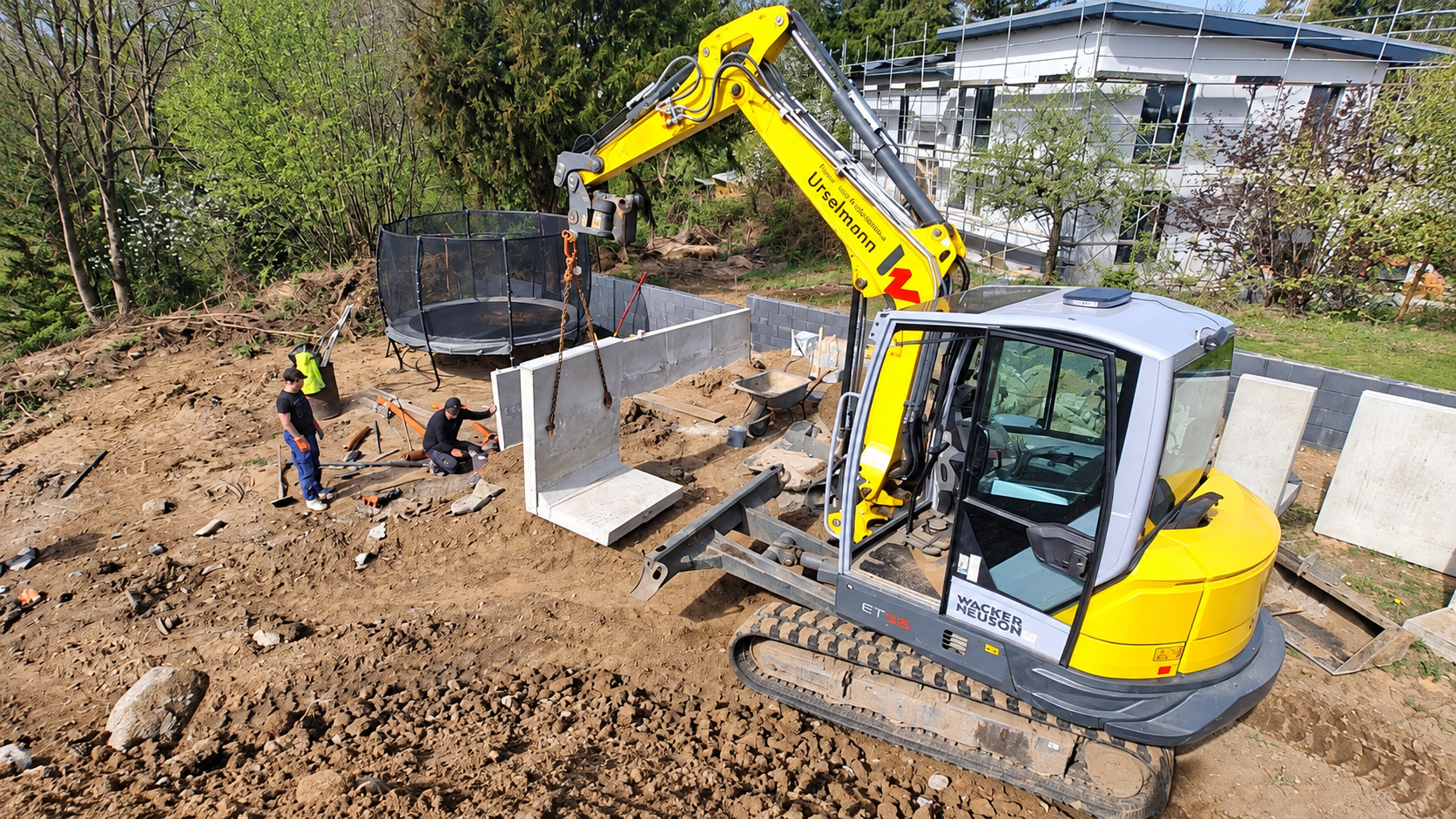 Bagger von Erdarbeiten Urselmann bei Tiefbauarbeiten mit Betonfertigteilen